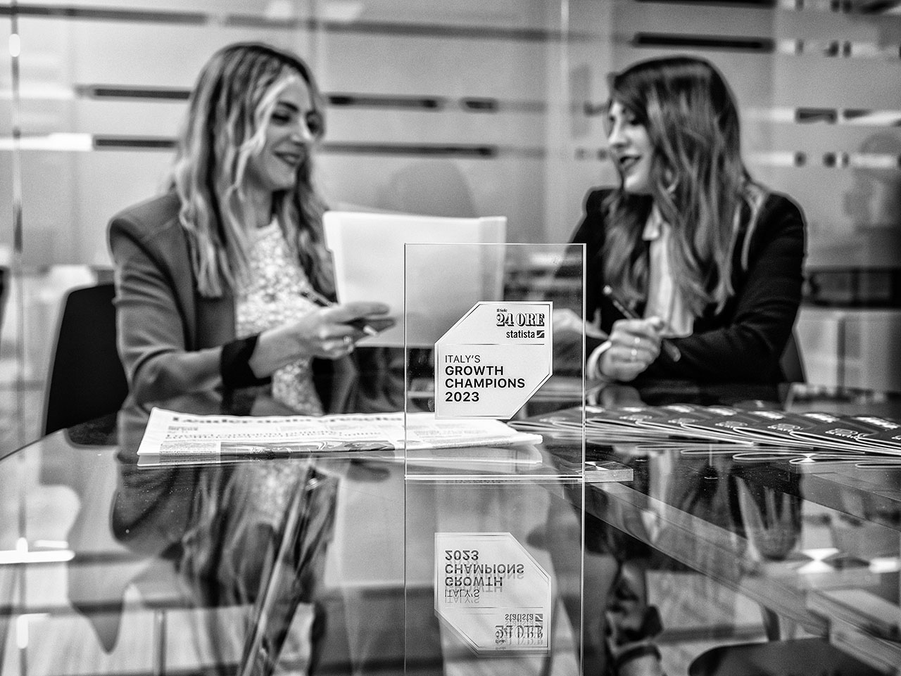 Immagine di due ragazze sorridenti e il premio £Italy's Growth Champions 2023" del Sole 24 Ore.