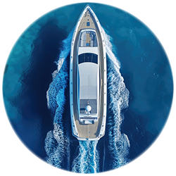 Immagine di uno yacht in mare visto dall'alto.