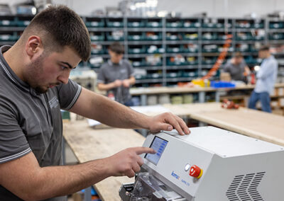 Immagine tecnico che lavora su impianto elettrico.