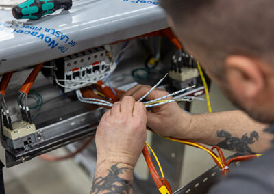 Immagine tecnico che lavora su impianto elettrico.