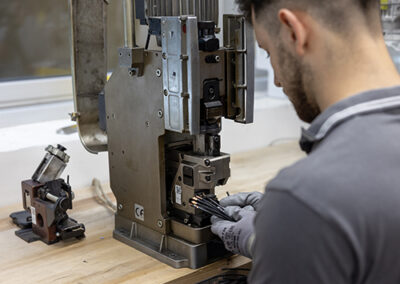 Immagine tecnico che lavora su impianto elettrico.