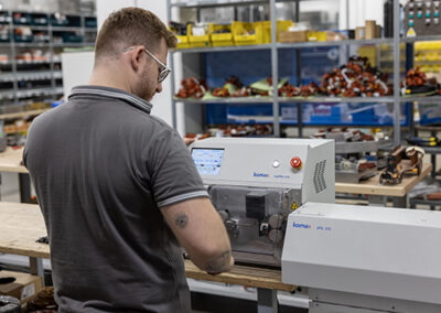 Immagine tecnico che lavora su impianto elettrico.