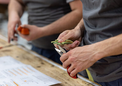 Immagine tecnico che lavora su impianto elettrico.