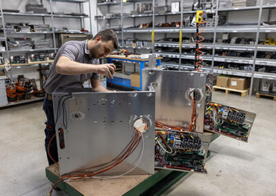 Immagine tecnico che lavora su impianto elettrico.