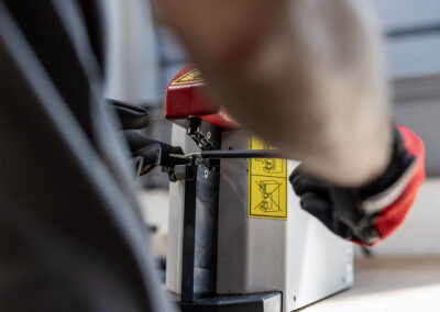 Primo piano di un tecnico al lavoro con dei cavi elettrici