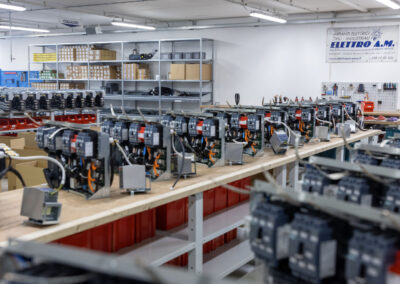 Immagine di un laboratorio con diverse apparecchiature