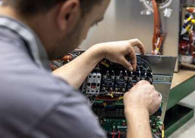 Immagine di uomo che lavora su un'apparecchiatura elettrica