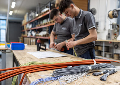 Immagine di due uomini al lavoro su apparecchiature elettriche