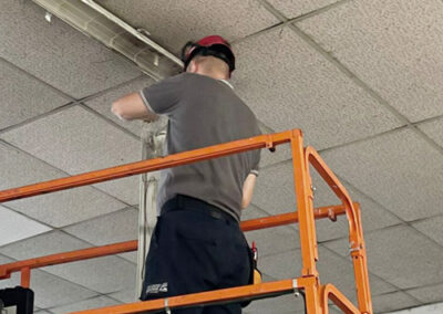 Immagine di un uomo al lavoro su una piattaforma