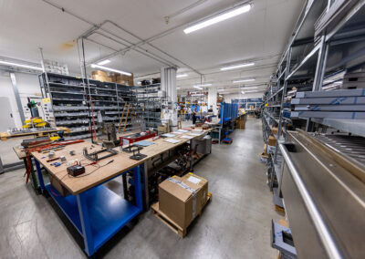 Immagine del laboratorio dell'azienda Elettro A.M. con dispositivi elettrici e varie attrezzature.