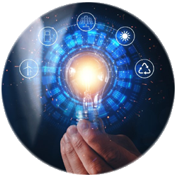 Primo piano di una mano con una lampadina e icone di risparmi energetico in sovraimpressione.